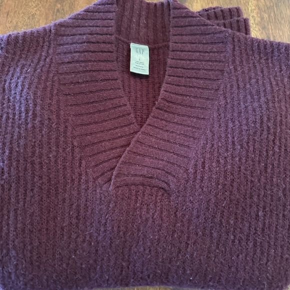🍂EUC Gap V-Neck Sweater🍂 - Picture 3 of 5